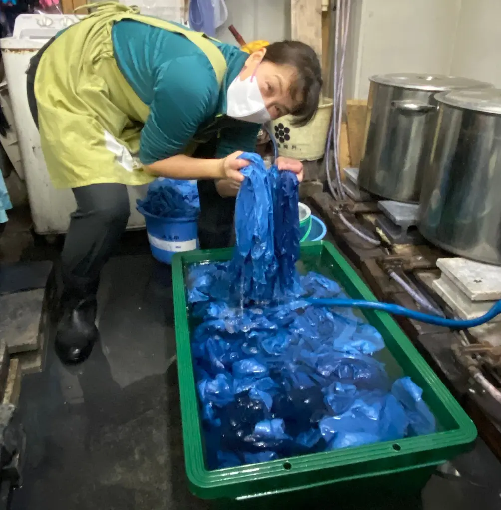 2024年産神田で育て乾燥させた藍葉で乾燥葉染めをしました。 [2025-01-07]