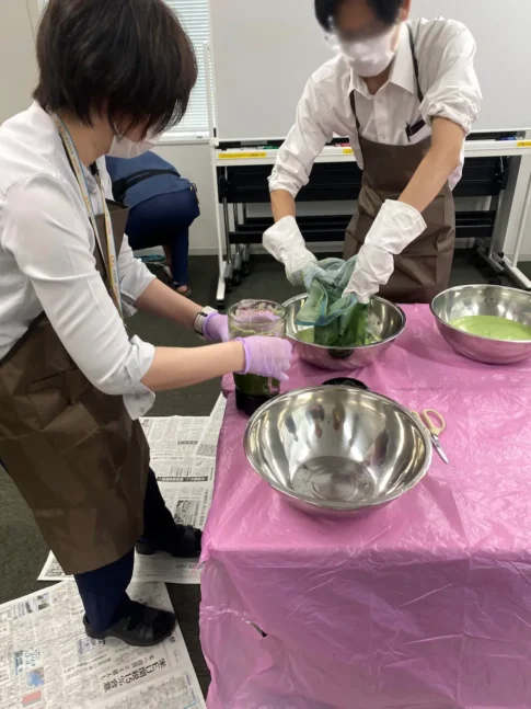 興産信金神保町支店さん　生葉染め体験  [2025-08-12]