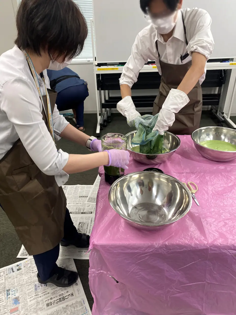 興産信金神保町支店さん　生葉染め体験  [2025-08-12]